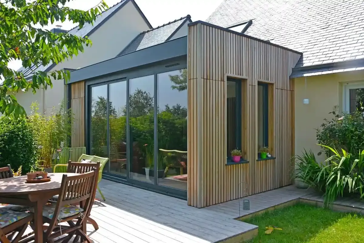 Installation complète fiable et soignée d’extension bois avec baies vitrées à Le Havre